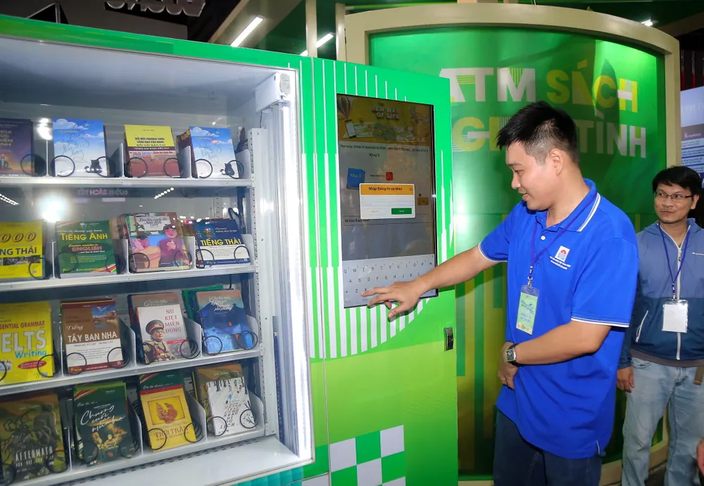 Cây ATM Sách nghĩa tình tặng sách cho khách tham quan tại khu vực Đường sách Tết. Ảnh: DŨNG PHƯƠNG