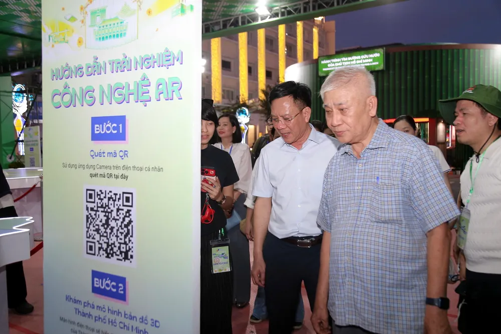 Khu B của Đường sách nổi bật với hoạt động trải nghiệm công nghệ với hệ thống AR. Ảnh: DŨNG PHƯƠNG