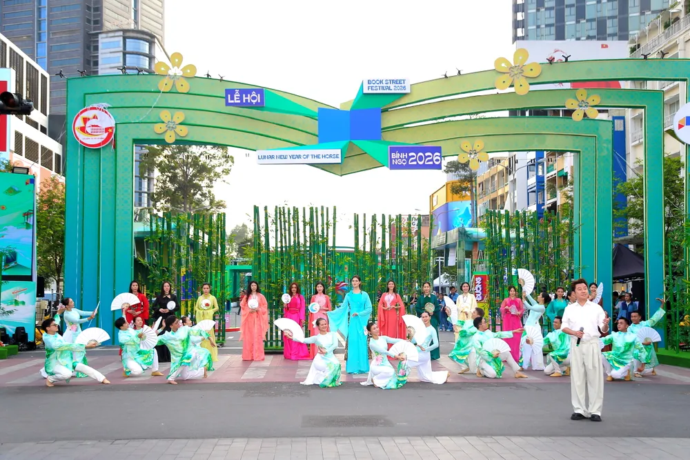 Ca sĩ Quốc Đại và các người mẫu chạy chương trình biểu diễn khai mạc Lễ hội Đường sách Tết Bính Ngọ năm 2026. Ảnh: DŨNG PHƯƠNG