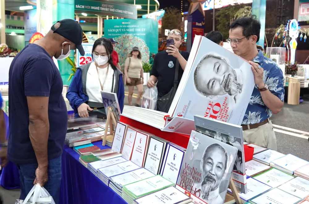 Lễ hội Đường sách Tết Bính Ngọ 2026 thu hút hơn 1 triệu lượt khách tham quan, mua sắm. Ảnh: THÚY BÌNH