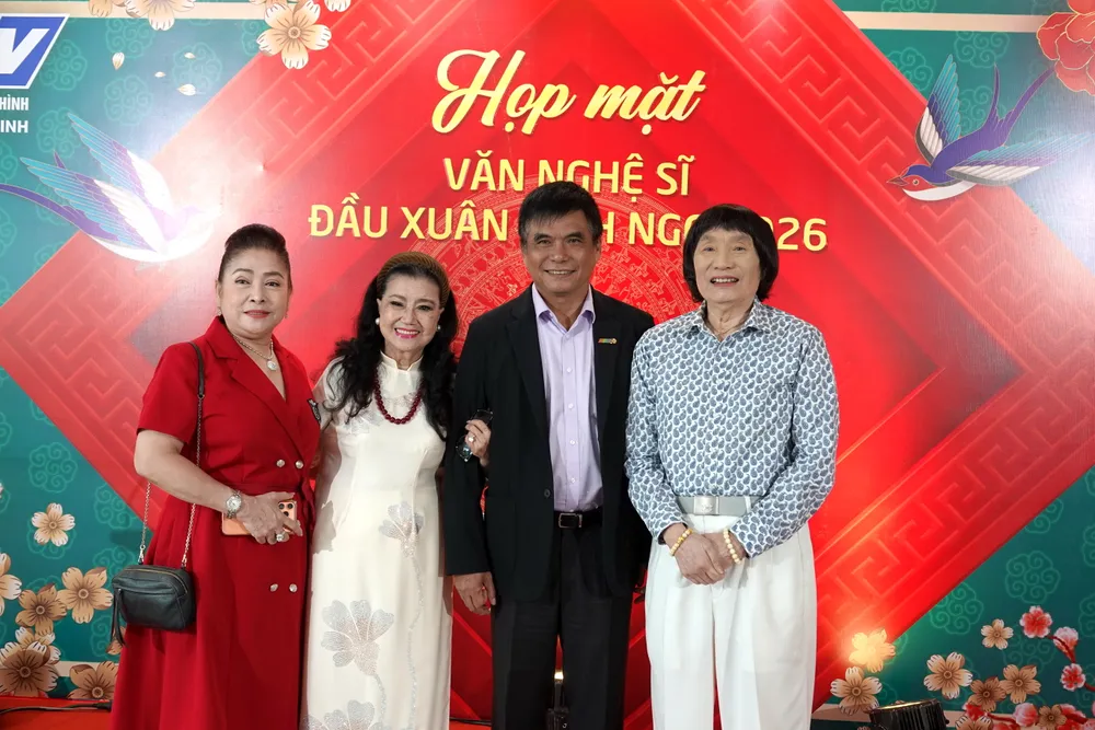 Tổng Giám đốc Đài Phát thanh và Truyền hình TPHCM Cao Anh Minh cùng NSND Kim Cương, NSND Minh Vương và NSƯT Phượng Hằng tại buổi gặp gỡ văn nghệ sĩ đầu Xuân Bính Ngọ 2026. Ảnh: THÚY BÌNH