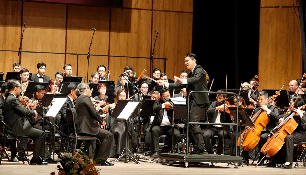 Nhạc trưởng Trần Nhật Minh dàn dựng và chỉ huy dàn nhạc HBSO. Ảnh: THÚY BÌNH