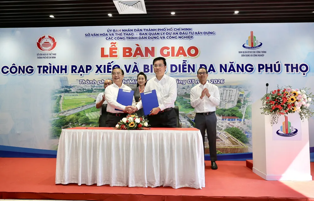 Giám đốc Sở VH-TT TPHCM Trần Thế Thuận và Giám đốc Ban Quản lý dự án đầu tư xây dựng các công trình dân dụng và công nghiệp TPHCM Võ Đức Thanh ký văn bản bàn giao công trình Rạp xiếc và biểu diễn đa năng Phú Thọ cho Sở VH-TT TPHCM. Ảnh: DŨNG PHƯƠNG