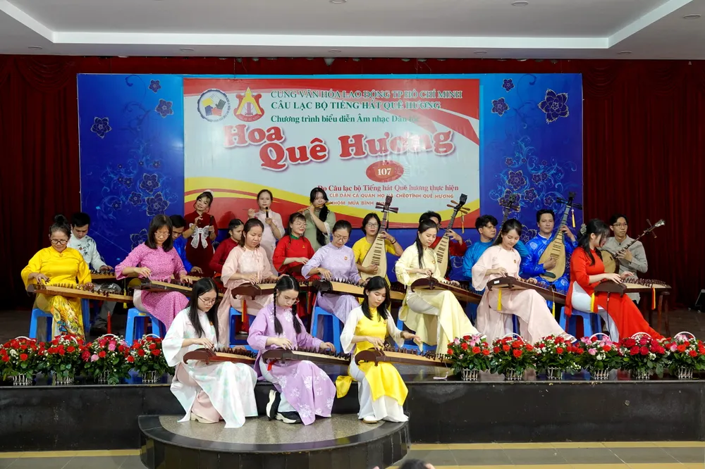 Các thành viên CLB Tiếng Hát Quê Hương biểu diễn hòa tấu "Khổng Minh tọa lầu - Hồn quê". Ảnh: THÚY BÌNH