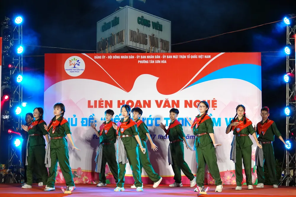 THCS Ngo Si Lien - Nhung ngoi sao xa xoi - Duong len phia truoc.JPG