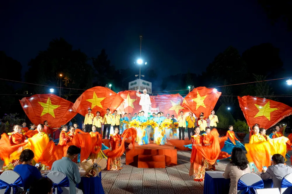 Tiết mục ca múa liên khúc "Ngày hội non sông" của trường Tiểu học Nguyễn Thanh Tuyền đạt giải nhất tại liên hoan văn nghệ "Đất nước trọn niềm vui" phường Tân Sơn Hòa. Ảnh: THÚY BÌNH