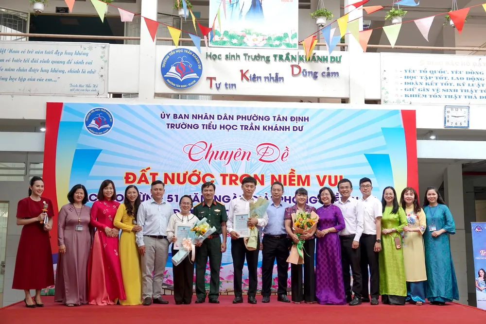 Các đại biểu chụp ảnh kỷ niệm tại chương trình giao lưu "Đất nước trọn niềm vui". Ảnh: THÚY BÌNH