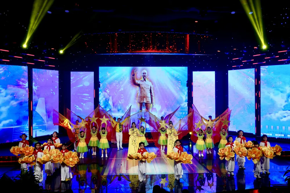 Tiết mục Mashup "Khúc ca tự hào - 50 năm mùa hoa rực rỡ" của Trường Tiểu học Nguyễn Hiền. Ảnh: THÚY BÌNH