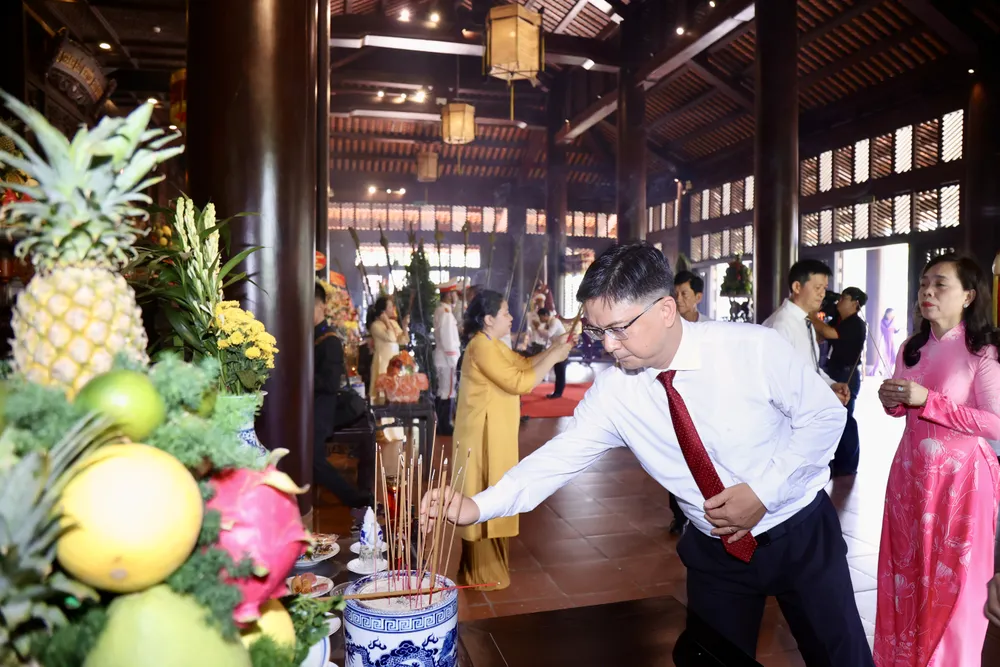 Phó Chủ tịch UBND TPHCM Nguyễn Mạnh Cường dâng hương tại Đền thờ Đức Lễ Thành hầu Nguyễn Hữu Cảnh. Ảnh: DŨNG PHƯƠNG