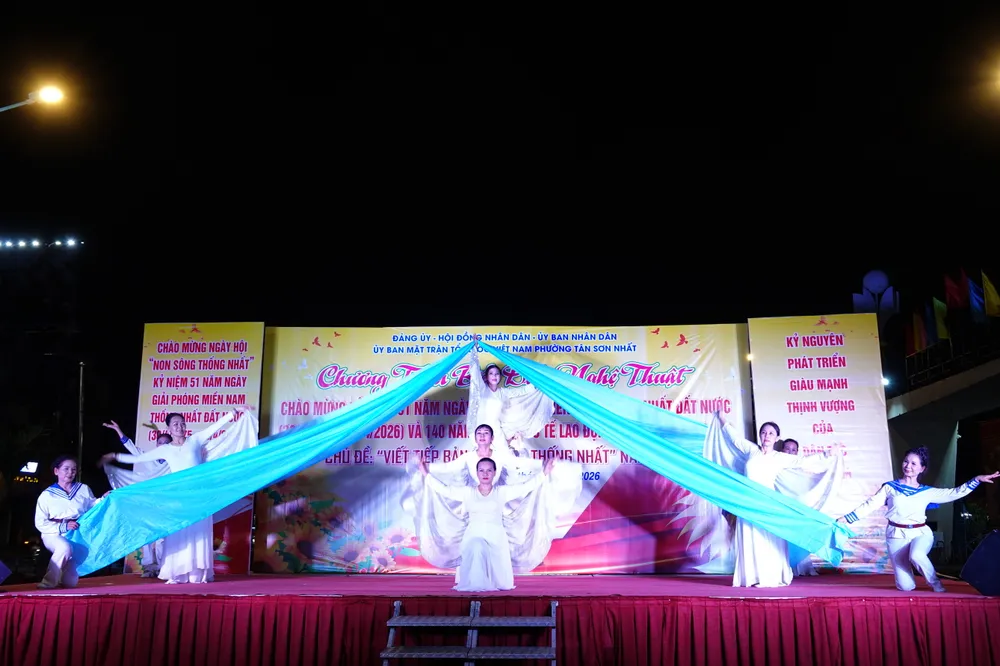 Canh chim noi trung khoi - CLB Nang moi.JPG