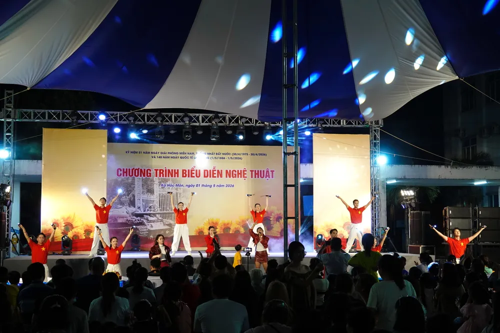Noi vong tay lon - Nhat Nguyet - rapper Minh Hy.JPG