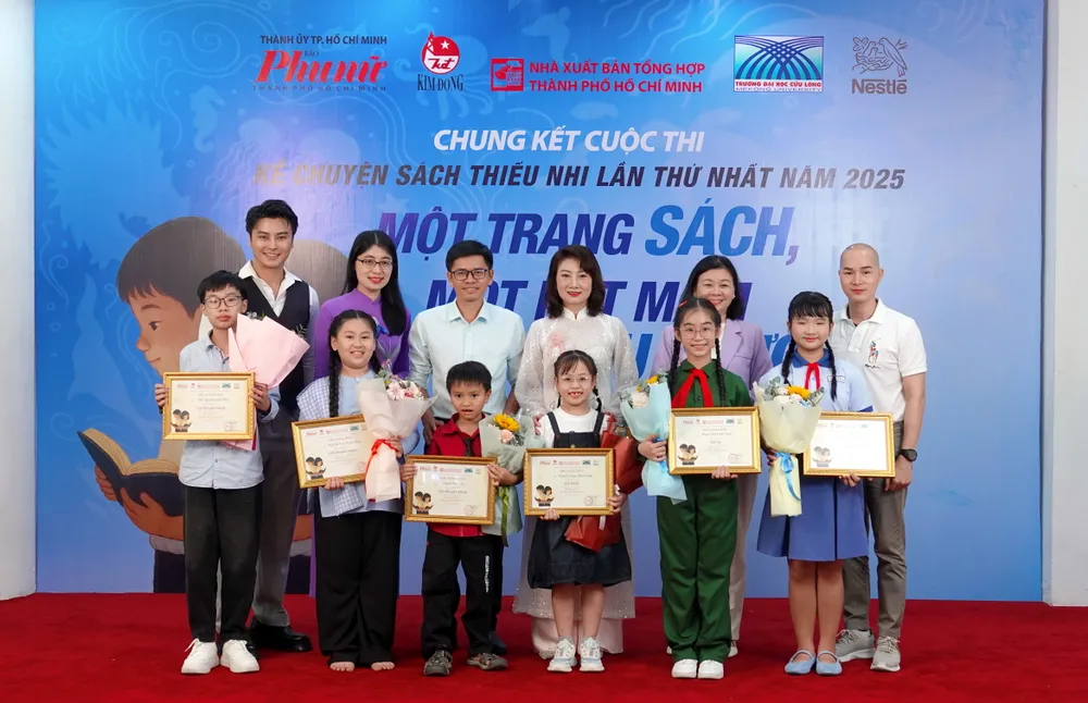 Tổng Biên tập Báo Phụ nữ TPHCM Lý Việt Trung, Ban giám khảo và 6 thí sinh dự thi vòng chung kết, trao giải cuộc thi. Ảnh: THÚY BÌNH