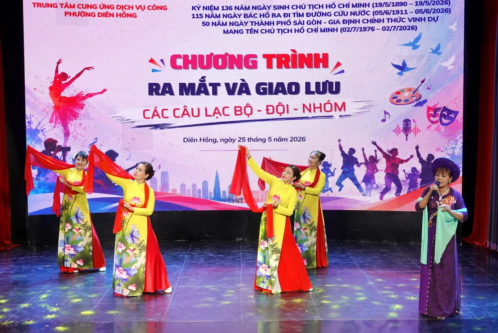 ngam tho Mung sinh nhat Bac Ho.JPG