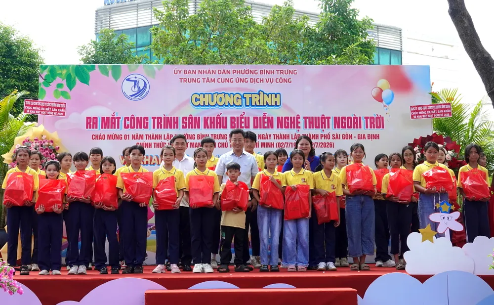 tang qua cho HS lop hoc tinh thuong phuong binh Trung.JPG
