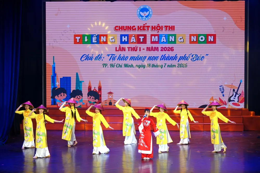 Dinh Doan Thao Nhi - Em yeu To quoc em.JPG