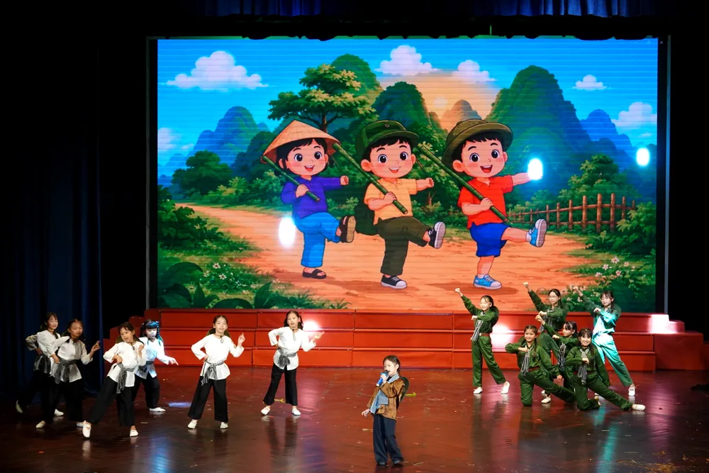 Luu Thien Tue - Em ba giai phong quan.JPG