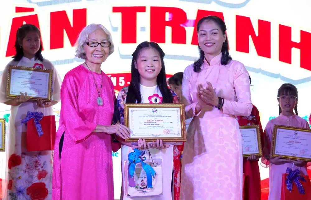 Dan tranh giai nhat bang A.JPG
