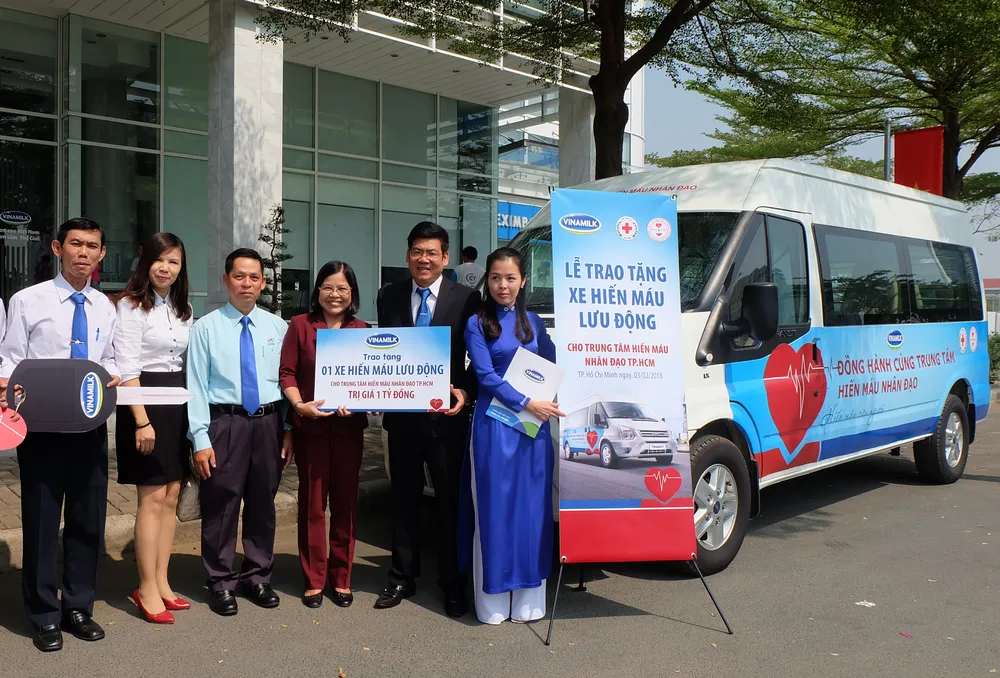 Tặng xe 1 tỷ đồng để tiếp nhận hiến máu lưu động ảnh 1