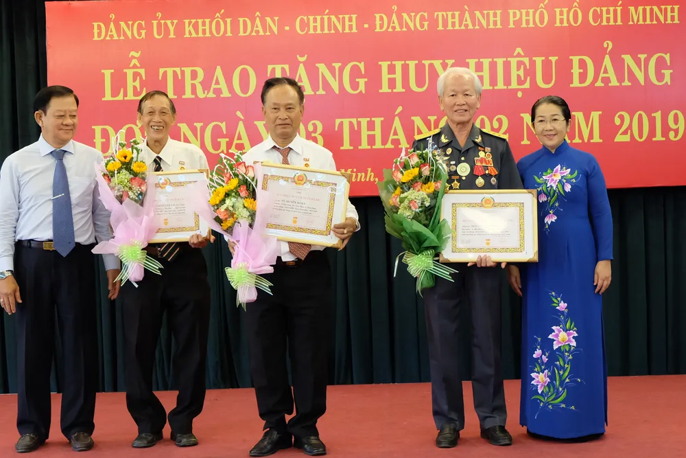 Trao Huy hiệu Đảng đợt 3-2-2019 cho 113 đảng viên ảnh 1