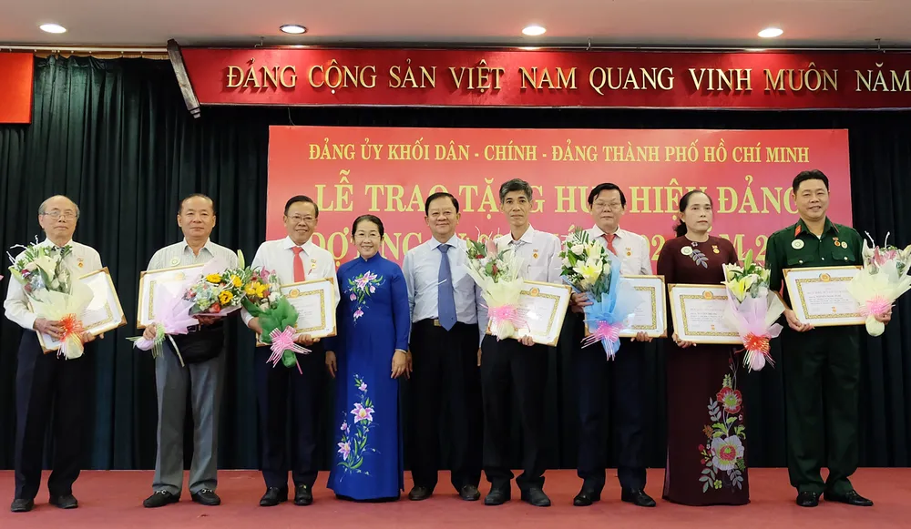 Trao Huy hiệu Đảng đợt 3-2-2019 cho 113 đảng viên ảnh 2