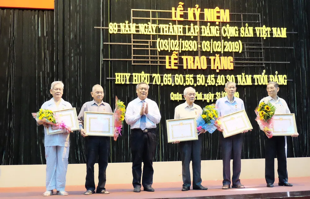 Trao Huy hiệu Đảng đợt 3-2-2019 cho 113 đảng viên ảnh 4