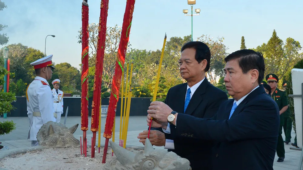 Lãnh đạo TPHCM dâng cúng bánh tét Quốc tổ Hùng Vương ảnh 2