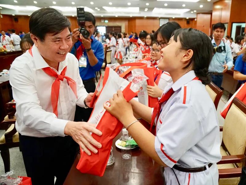 Lãnh đạo TPHCM gặp gỡ thiếu nhi thành phố dịp đầu xuân Kỷ Hợi 2019 ảnh 4