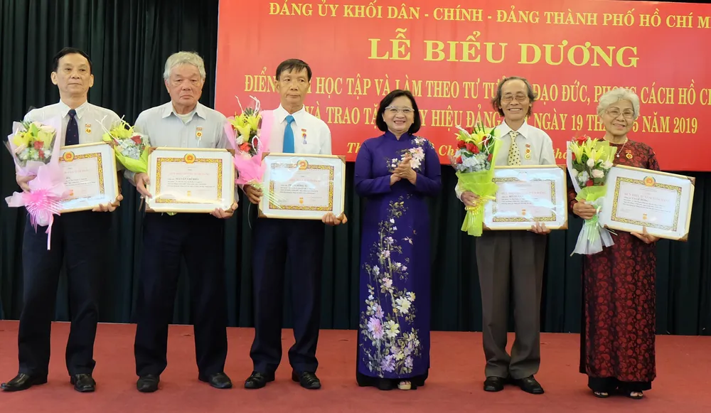 Trao Huy hiệu Đảng cho 29 đảng viên và tuyên dương 210 tập thể, cá nhân theo gương Bác ảnh 1