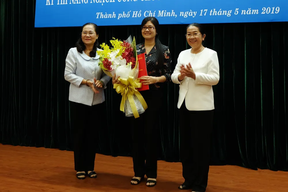 TPHCM bổ nhiệm ngạch Chuyên viên chính cho 52 cán bộ, công chức, viên chức ảnh 1