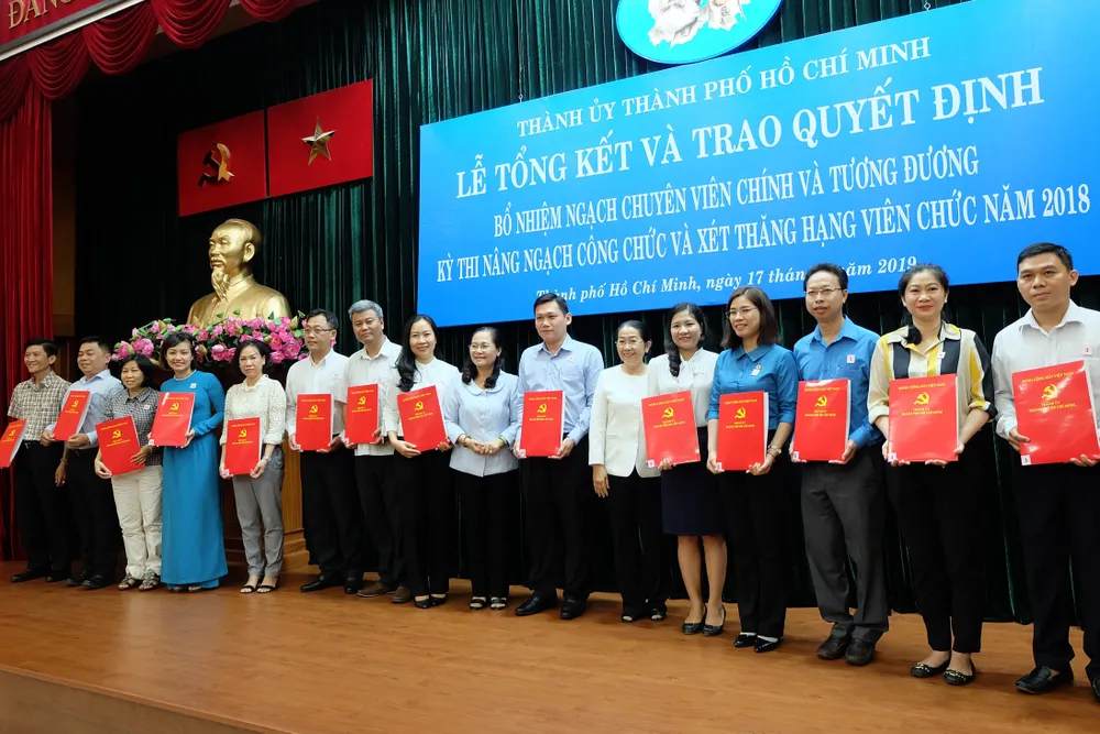 TPHCM bổ nhiệm ngạch Chuyên viên chính cho 52 cán bộ, công chức, viên chức ảnh 2