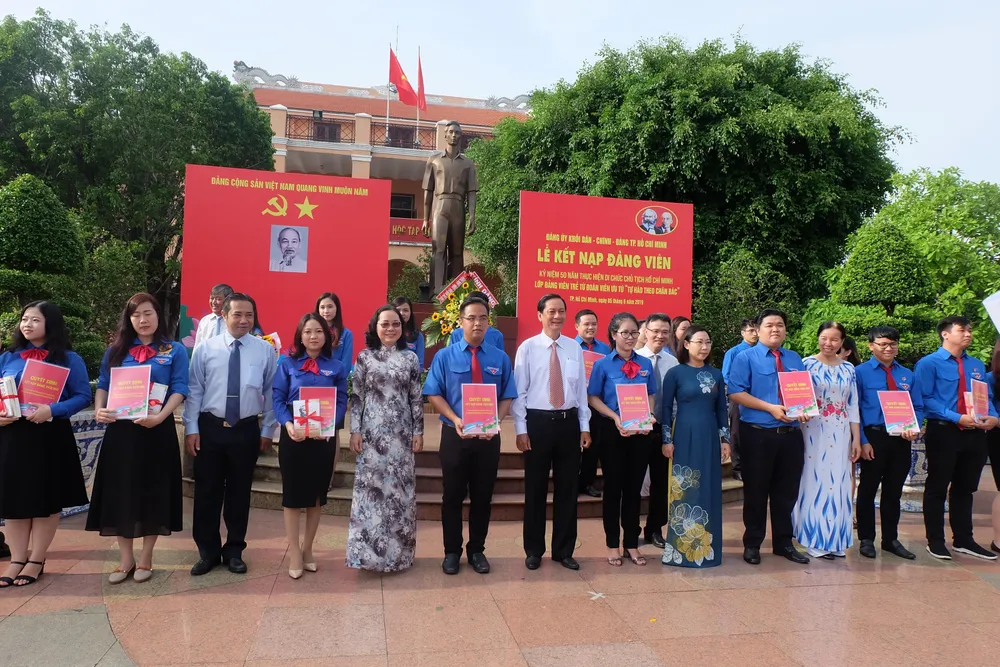 Đảng ủy Khối Dân - Chính - Đảng TPHCM kết nạp 21 đảng viên mới ảnh 1