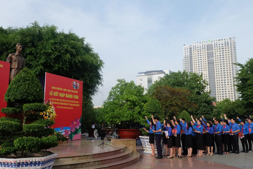 Đảng ủy Khối Dân - Chính - Đảng TPHCM kết nạp 21 đảng viên mới ảnh 2