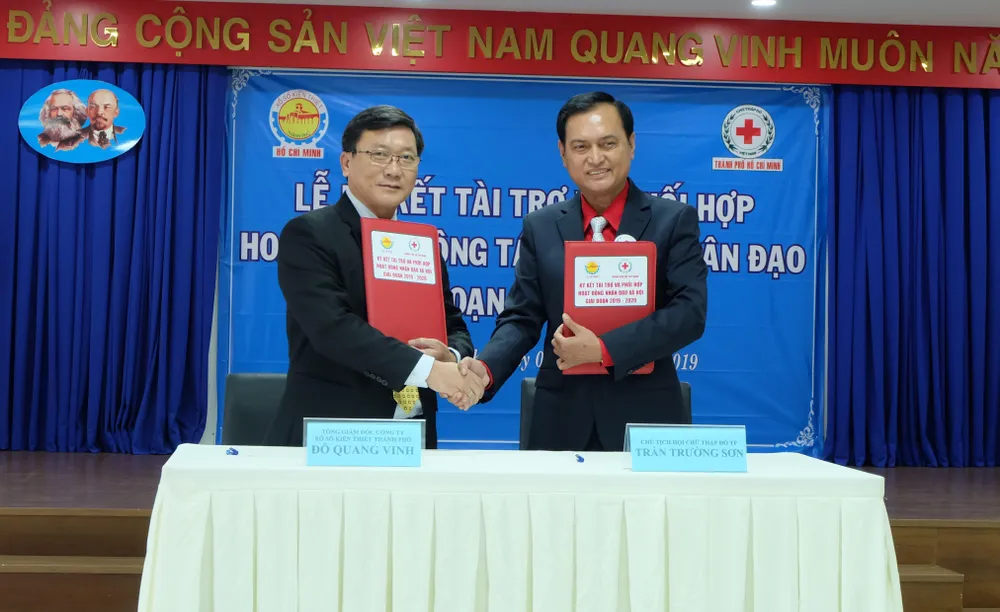Đại diện Công ty XSKT và Hội CTĐ TPHCM ký kết hỗ trợ nhân đạo xã hội giai đoạn 2019-2020