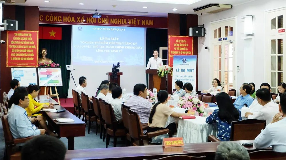 Quận 1 thí điểm tiếp nhận đăng ký giải quyết thủ tục hành chính không giấy ảnh 1