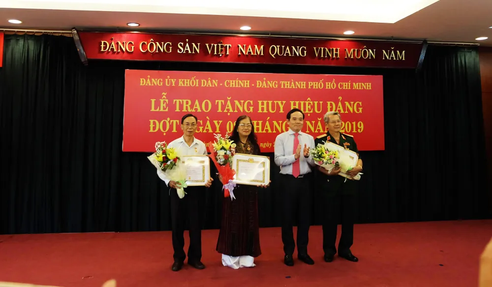 Đảng ủy Khối Dân - Chính - Đảng TPHCM trao Huy hiệu Đảng cho 28 đảng viên ảnh 1