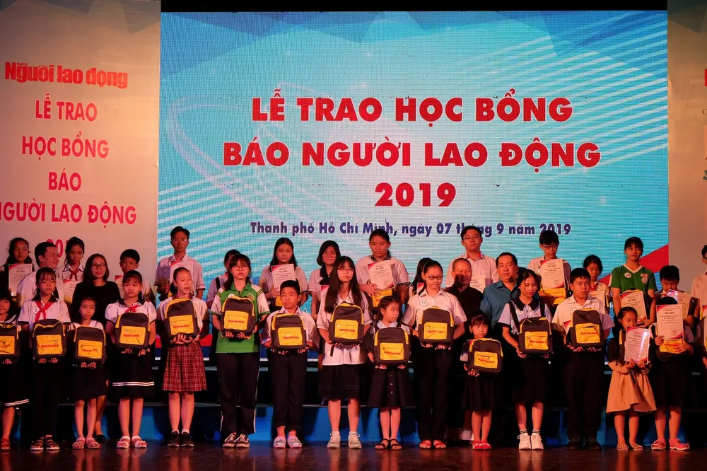 121 suất học bổng được trao cho con em người lao động ảnh 1