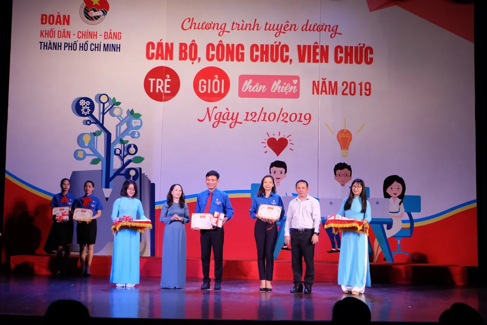 Tuyên dương 90 cán bộ công chức, viên chức trẻ điển hình ảnh 2