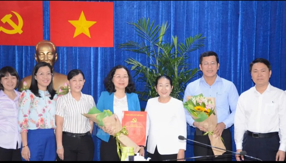 Phó Bí thư Thành ủy Võ Thị Dung trao quyết định điều động, chỉ định đồng chí Thái Thị Bích Liên về làm Bí thư Quận ủy quận 4. Ảnh: HCMPV