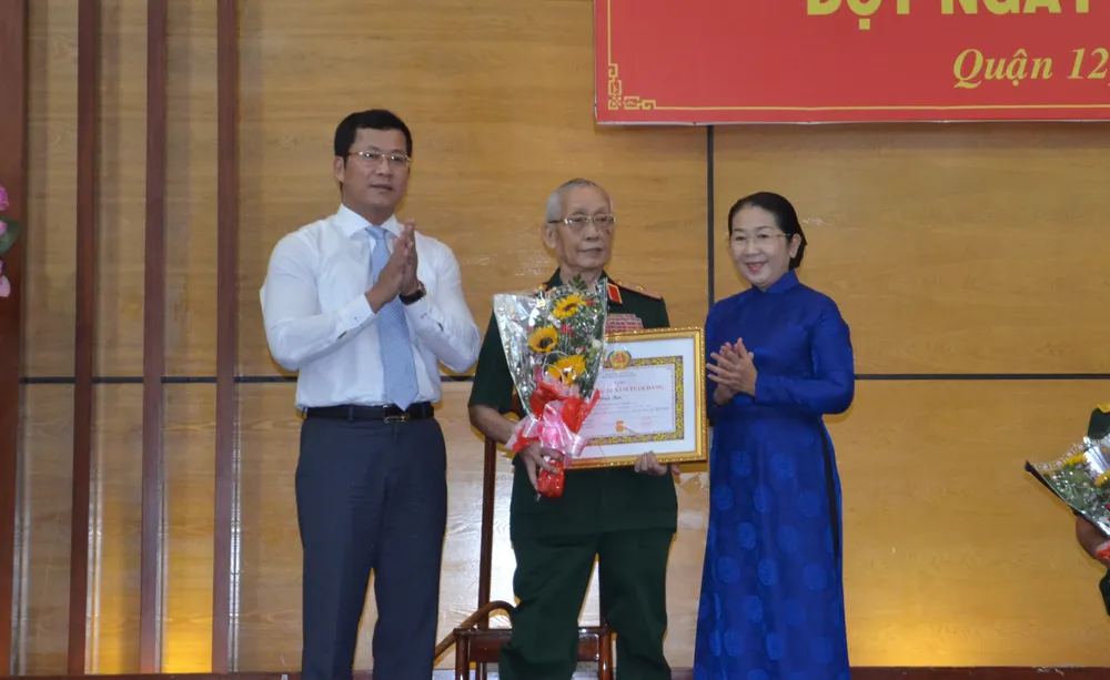 Trao Huy hiệu Đảng dịp kỷ niệm Cách mạng Tháng 10 Nga ảnh 3