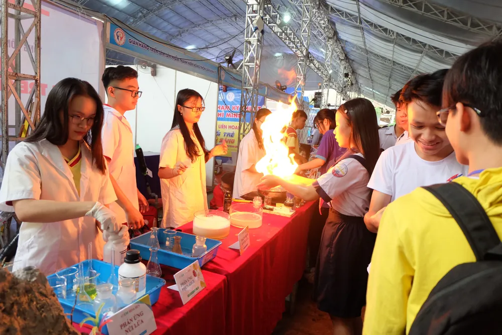 Hơn 30 gian hàng tham gia Liên hoan Tuổi trẻ sáng tạo lần 10 ảnh 1