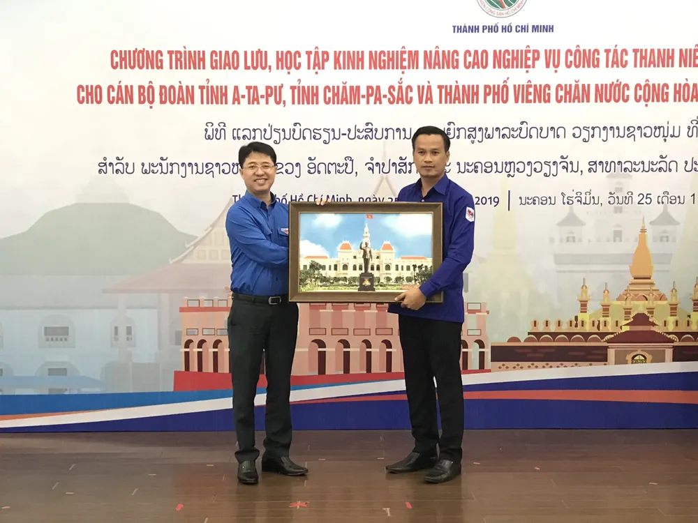 Thành đoàn TPHCM giao lưu với Đoàn thanh niên Nhân dân Cách mạng Lào  ảnh 2