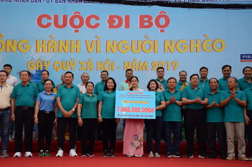 Đi bộ quyên góp gần 7,7 tỷ đồng chăm lo cho người nghèo ảnh 2