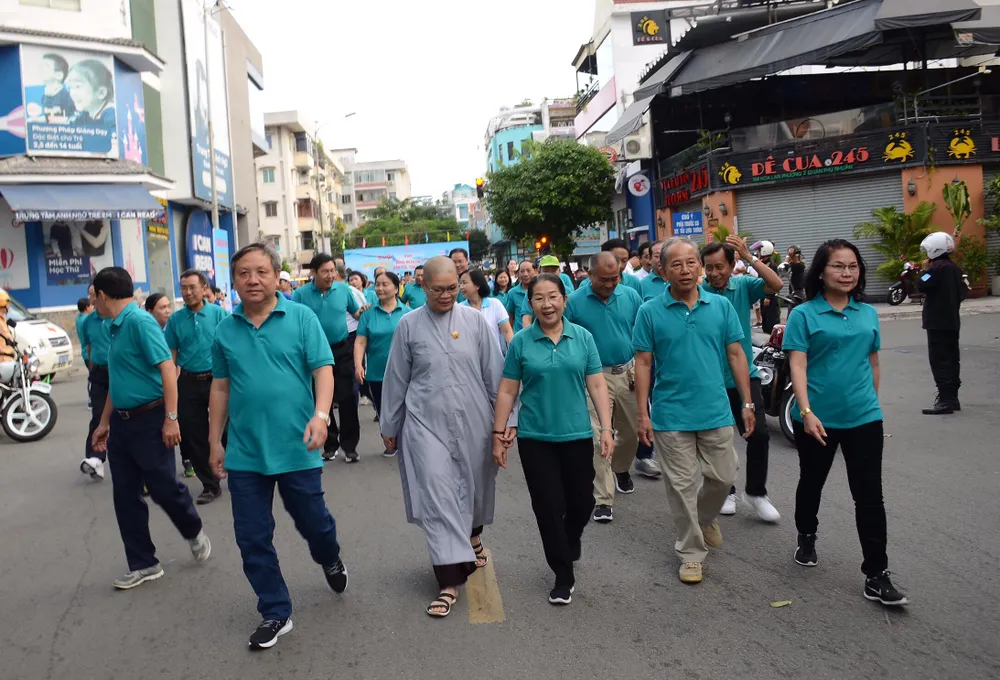 Đi bộ quyên góp gần 7,7 tỷ đồng chăm lo cho người nghèo ảnh 1