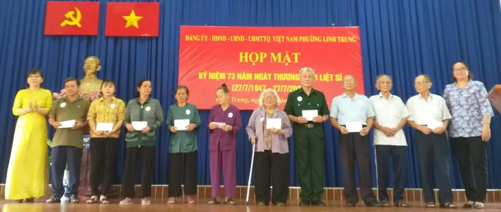 Tặng quà 214 gia đình chính sách, người có công  ​ ảnh 1