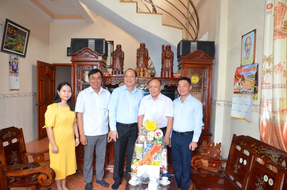 Trưởng Ban Tổ chức Thành ủy TPHCM thăm các gia đình chính sách ảnh 1