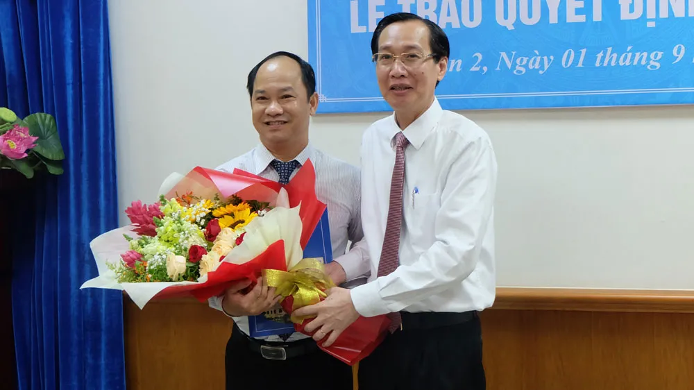 Đồng chí Lê Thanh Liêm trao quyết định cho đồng chí Lê Đức Thanh