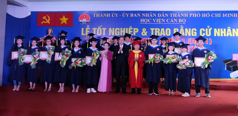 259 sinh viên khóa đầu tiên của Học viện Cán bộ TPHCM nhận bằng tốt nghiệp ảnh 2