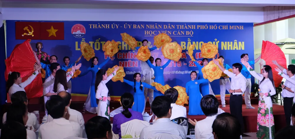 259 sinh viên khóa đầu tiên của Học viện Cán bộ TPHCM nhận bằng tốt nghiệp ảnh 1