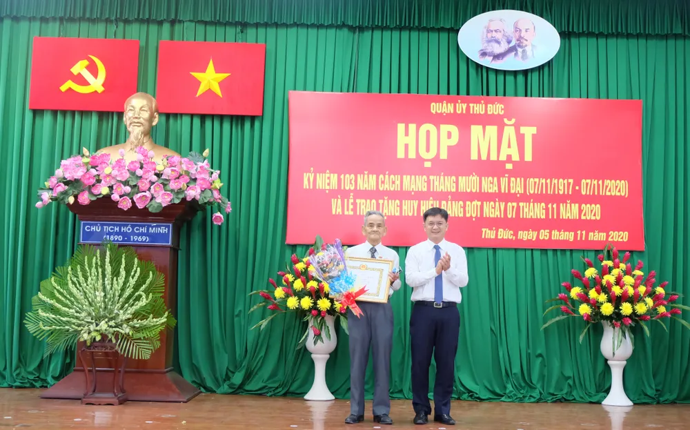 Trao Huy hiệu Đảng cho các đảng viên cao tuổi Đảng ảnh 5