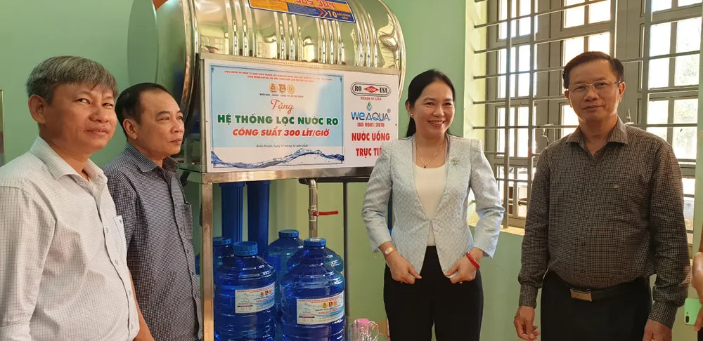 Tặng quà trị giá hơn 500 triệu đồng cho người dân và chiến sĩ vùng biên giới ảnh 1